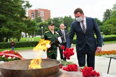 В День окончания Ленинградской битвы на Серафимовском кладбище прошла церемония возложения