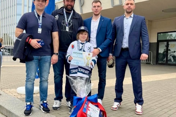 Юный хоккеист из Петроградского района вместе с командой по хоккею завоевал серебро на соревнованиях