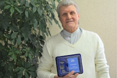 "Снежный скульптор" Владимир Кузьмин получил медаль за заслуги перед Приморский районом