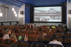Для школьников Фрунзенского района в киноцентре «Чайка» прошёл Всероссийский кинопоказ в память о трагедии и жертвах блокады Ленинграда