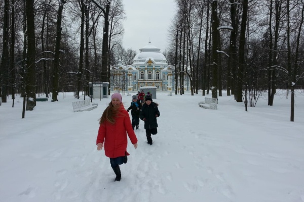 Прогулка воспитанников «Воспитательного дома» по Екатерининскому парку