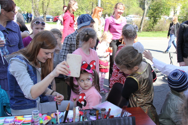 Парад творчества прошел по площади Сестрорецка