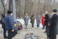 Жители Курортного района возложили цветы на мемориалах и братских захоронениях