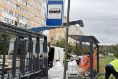 В Петродворцовом районе началась масштабная установка современных остановочных павильонов