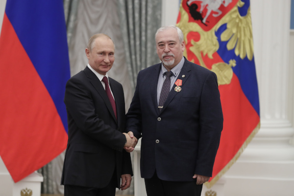 Владимир Путин наградил орденом Александра Невского директора НПО СМ Михаила Сильникова
