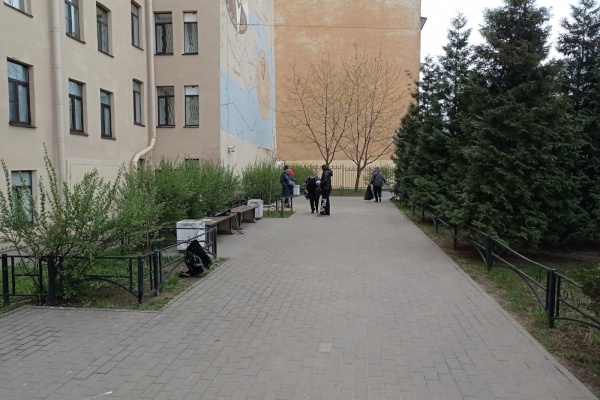 Сотрудники Управления социального питания приняли участие в городском субботнике