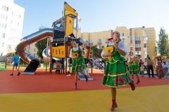 В Старом Петергофе торжественно открыли современную детскую площадку и зону отдыха для жителей