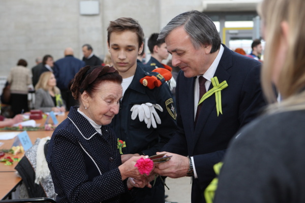 В "Каскаде" торжественно вручили памятные знаки "В честь 75-летия полного освобождения Ленинграда от фашистской блокады"