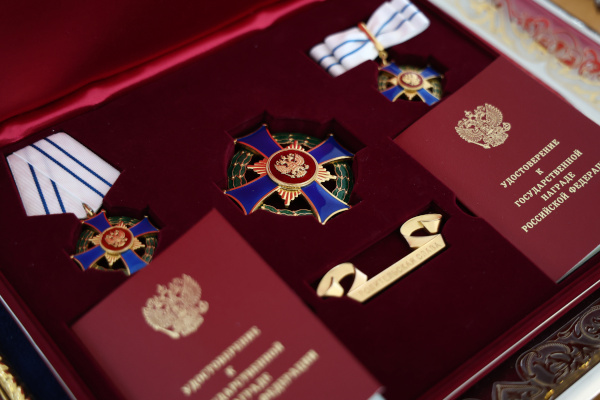 Александр Беглов вручил награды 15 петербургским многодетным семьям