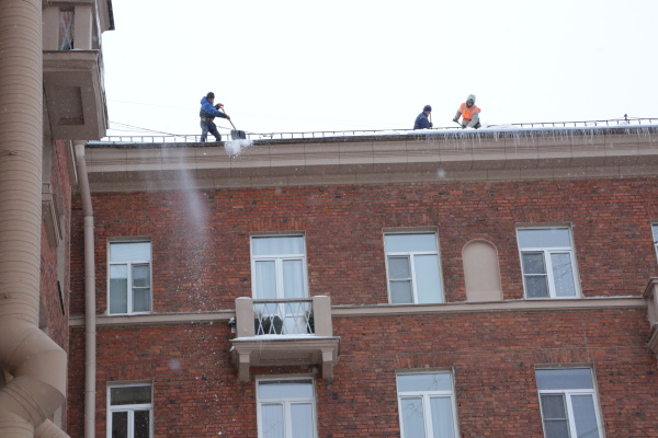 Сегодня в Московском районе очищено от снега и наледи 209 кровель