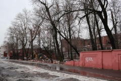 В связи с обрушением и разборкой части ограды Мясокомбината им. Кирова КГИОП направлено заявление в полицию.