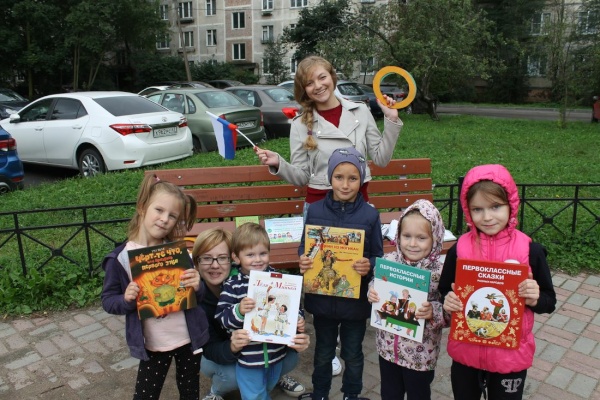 Уличная акция «Летний читальный дворик» прошла в Невском районе