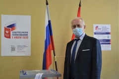 В Приморском районе заслуженный врач России проголосовал по поправкам в Конституцию
