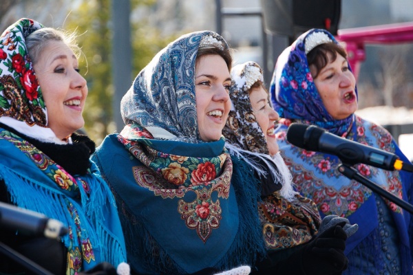 В центральном сквере в Мартышкино встретили весну