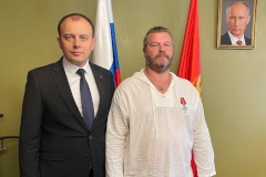 В администрации Красногвардейского района участникам СВО вручили памятные знаки и награды.