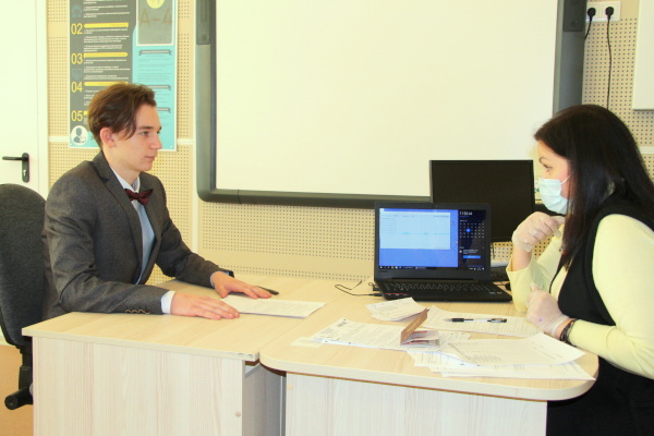 Снижение заболеваемости позволило петербургским девятиклассникам пройти итоговое собеседование по русскому языку в очном формате