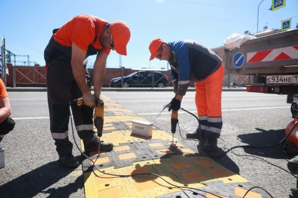 Более чем на 340 адресах Петербурга в 2025 году в рамках Адресных программ появятся новые технические средства организации дорожного движения