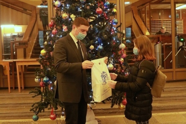 В Кировском районе прошла новогодняя акция «Елка желаний»