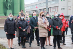 В преддверии Дня Победы у памятных мест Кировского района возложили цветы