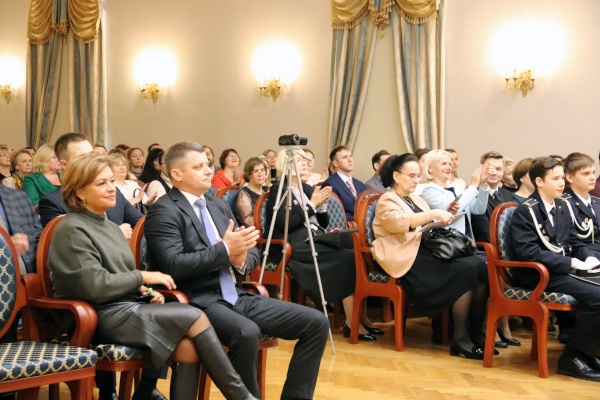 В Петроградском районе стартовал районный педагогический конкурс «Два крыла»