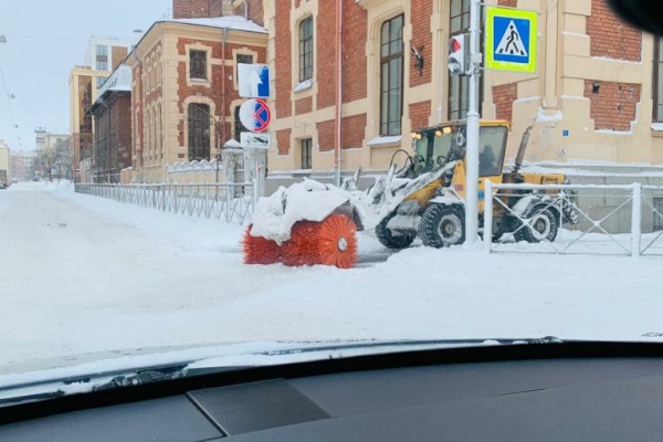 Константин Серов проверил уборку снега в районе