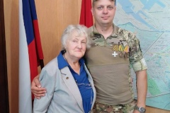 Председатель Общества жителей блокадного Ленинграда Кировского района Людмила Шматова встретилась с военнослужащим из зоны СВО