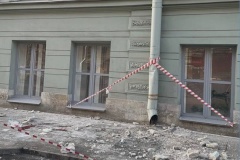 Государственная жилищная инспекция провела проверку в связи с частичным обрушением штукатурного слоя с фасада дома на улице Большая Морская, 33