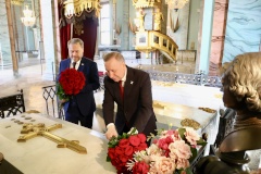 Губернатор возложил цветы к надгробию Петра Первого