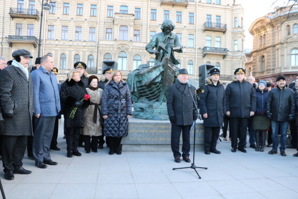 Церемония возложения цветов и митинг молодежи морских учебных заведений у памятника Петру I «Царь-плотник» в честь годовщины получения Петром I патента корабельного плотника – первого в России профессионального сертификата в области кораблестроительства