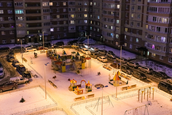 В жилом квартале Приморского района, ограниченном улицами Яхтенной, Оптиков, Туристской и Богатырским проспектом, подключена к электроснабжению новая система наружного освещения