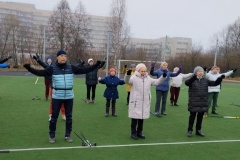 В Красносельском районе продолжаются занятия по скандинавской ходьбе для представителей старшего поколения