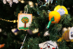 В Краеведческом музее города Ломоносова установили «краеведческую» новогоднюю ёлку