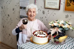 Жительница Петродворцового района Анна Дмитриевна Коц принимает поздравления с вековым юбилеем