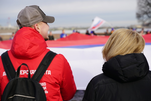 В честь годовщины воссоединения Крыма с Россией в Петербурге прошла молодежная акция