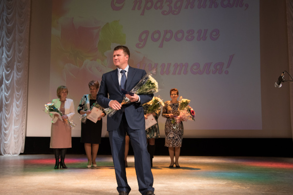 В Кронштадтском Дворце молодёжи прошел праздничный концерт, посвященный Дню учителя.