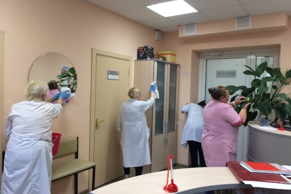 Продолжается уборка учреждений здравоохранения в рамках осеннего месячника по благоустройству