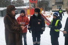 ГИБДД по Фрунзенскому району и отряд ЮИД ГБОУ № 305 провели мероприятия «Детская площадка» и «Безопасный двор»