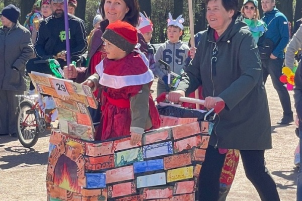 Сезон летних событий в парке Победы открыли карнавальным шествием