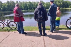 В Петродворцовом районе напомнили жителям о запрете купания в неустановленных местах и разжигания костров в парках