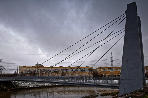 Первый вантовый пешеходный мост города избавили от посторонних графических изображений