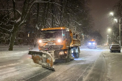 Вице-губернатор Санкт‑Петербурга Евгений Разумишкин поручил дорожным и коммунальным службам Петербурга уделить первоочередное внимание расчистке дорог и тротуаров у социальных учреждений