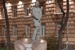 Ко Дню Победы оформлен подсветкой памятник Александру Маринеско
