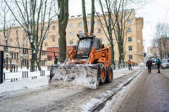 В Кировском районе продолжается работа по устранению последствий обильных снегопадов