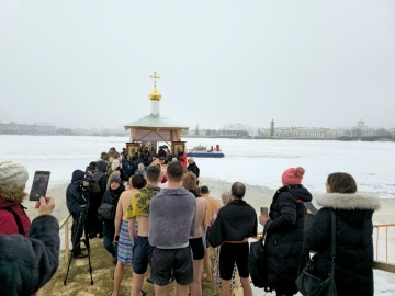 Крещенские купания прошли 19 января в главной городской купели у стен Петропавловской крепости
