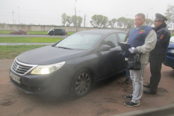 На юго-западе Петербурга ловили нарушителей парковки