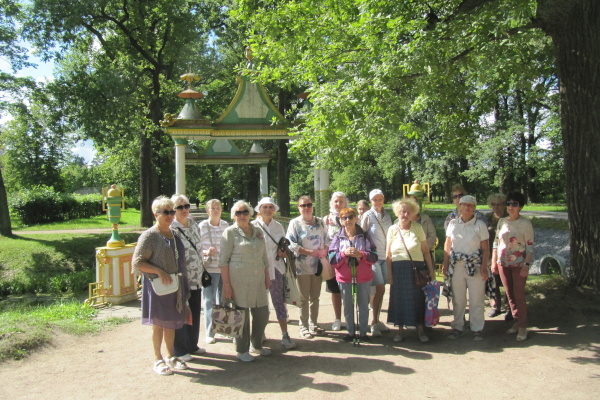 В Александровском парке для клиентов социально-досугового отделения граждан пожилого возраста КЦСОН Пушкинского района прошло мероприятие, приуроченное ко дню рождения цесаревича Алексея Романова.