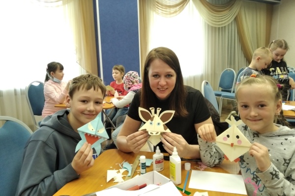 В библиотеке №4 «Горелово прошел мастер-класс «Изготовление поделки «Уголочки» в технике «Оригами»