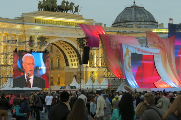 Петербургские выпускники встретили "Алые паруса" 2015