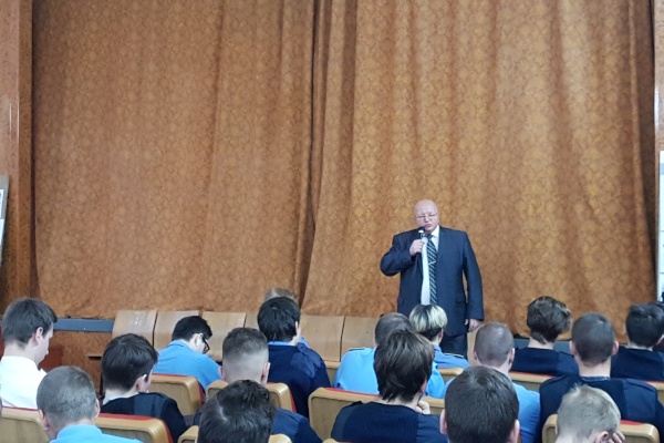 Начальник отдела по вопросам законности, правопорядка и безопасности администрации Фрунзенского района провел тематическую беседу со студентами