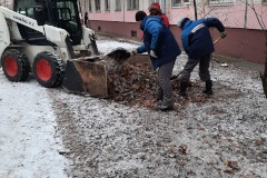 Коммунальные службы обрабатывают дворы противогололедными материалами